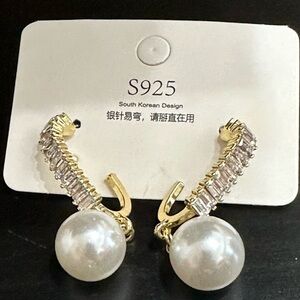 Brand new. Costume jewelry. Earrings.